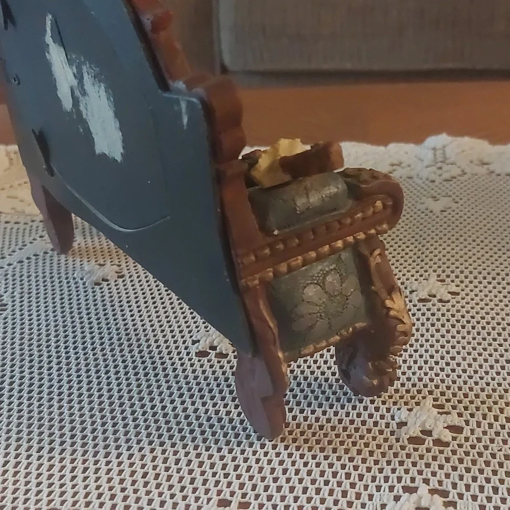 Victorian Style Loveseat Sofa Unique Picture Frame Holder